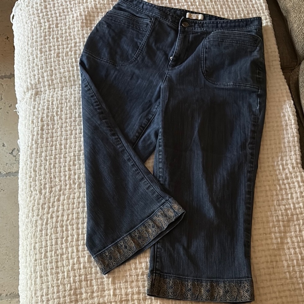 Gently loved Women's Blue Capri Stretch Jeans with Embroidered Hem